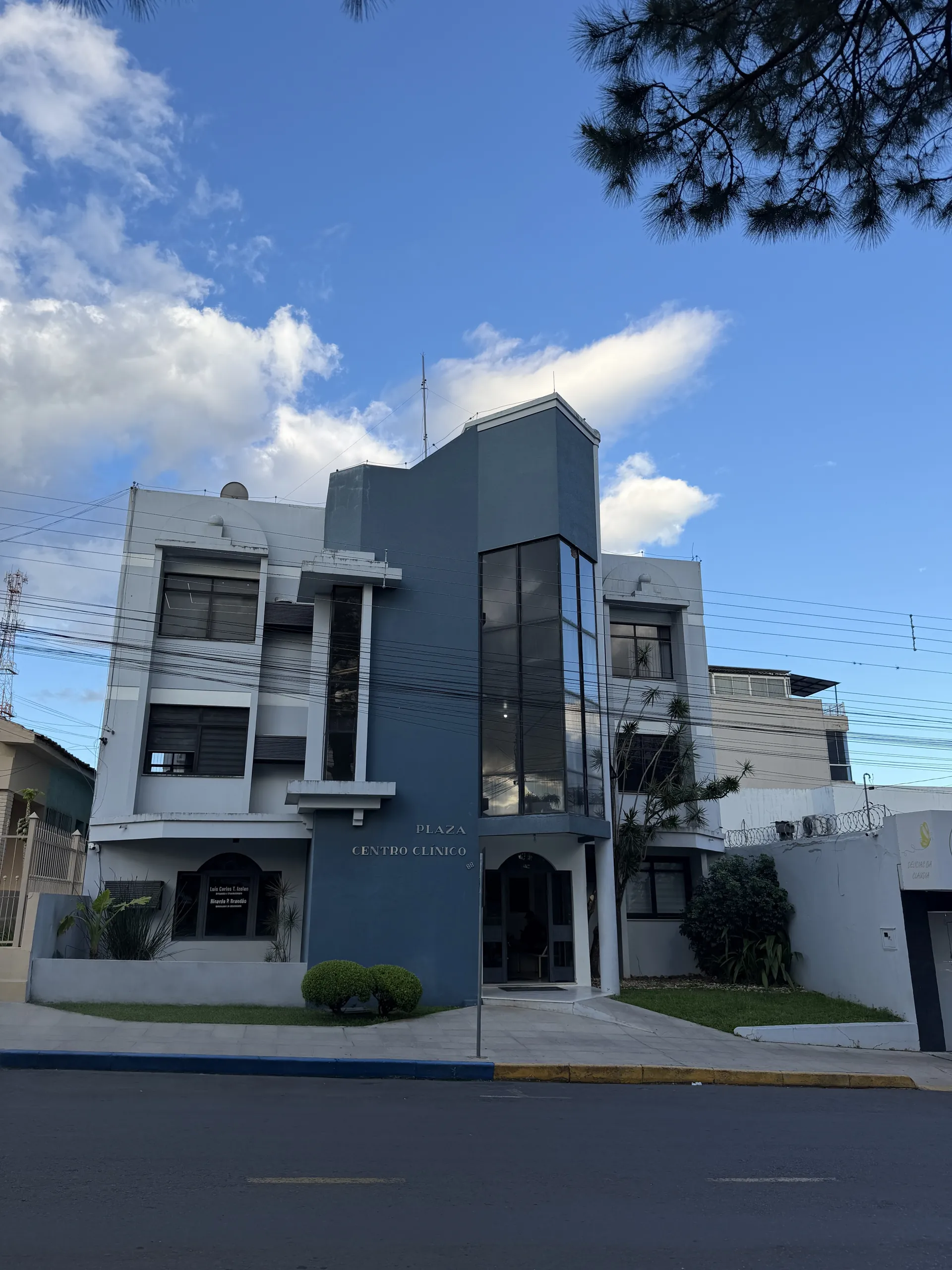 Fachada do prédio na Rua Benjamin Constant, nº 88, em Santiago, RS, onde fica o consultório